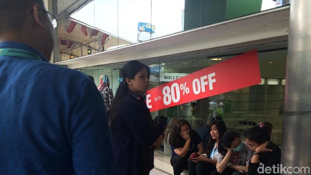 Pembeli menunggu gerai Lotus Thamrin buka setelah sebelumnya tutup istirahat