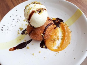 Uniknya Donat dan Croissant dengan Isian Telur Asin