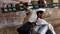 Di India, masih menerapkan konsep pengiriman makanan ke pekerja kantoran, termasuk di Mumbai. Pengirim makanan dikenal dengan sebutan dabba wallahs. Sementara layanan pengirimannya disebut tiffin wallah. Tiffin merupakan wadah logam untuk menaruh makanan, layaknya rantang. Makanan yang dikirim berupa sajian lokal dan rumahan.