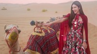 Ia juga sempat menyusuri keindahan Abu Dhabi dan bermain bersama hewan Unta. Seru banget ya? (@ec24m/Instagram)