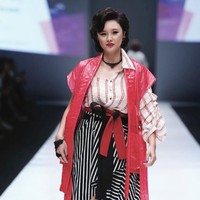 Dengan bibir berona merah, ibu dua anak ini menebar pesonanya dalam balutan blus longgar dan rok bertumpuk yang hadir dengan belahan tinggi di depannya. (Foto: Instagram/the_theme_ig)