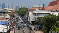 Pedagang kaki lima memenuhi jalan trotoar di Tanah Abang. Rabu (25/10/2017).