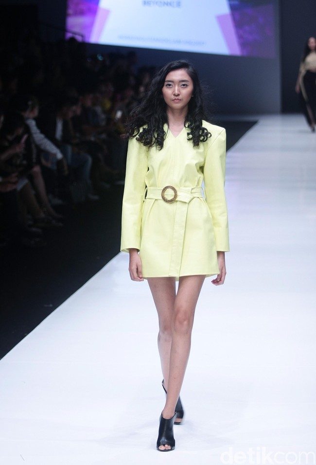 Fashion show Luna Maya berkolaborasi dengan desainer Hartono Gan, yang mengangkat tema Divas in Music di Jakarta Fashion Week 2018, Senayan City, Jakarta, Minggu (22/10/2017). Foto: Mohammad Abduh/Wolipop
