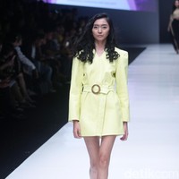 Fashion show Luna Maya berkolaborasi dengan desainer Hartono Gan, yang mengangkat tema Divas in Music di Jakarta Fashion Week 2018, Senayan City, Jakarta, Minggu (22/10/2017). Foto: Mohammad Abduh/Wolipop