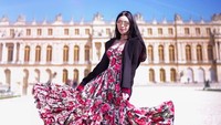 Ia pun juga pernah menyambangi Istana Versailles di Prancis. Gayanya pun fashionable nan mewah! (@ec24m/Instagram)