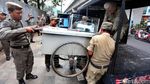 Membandel, Petugas Satpol PP Angkut Gerobak PKL