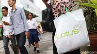 Pengunjung memenuhi Lotus sejak pagi. Mereka memilih-milih barang incarannya.