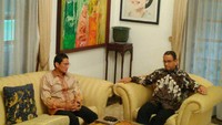 Anies dan Sandiaga menunggu sejenak, kemudian Habibie datang menemui keduanya