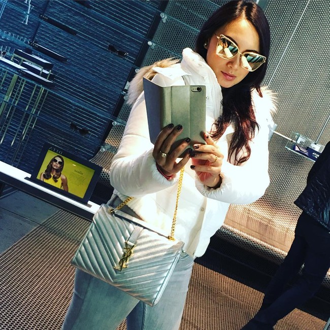 Selfie time! Tata berswafoto sembari memamerkan Saint Laurent Monogram Envelope Chain Bag seharga Rp 30 jutaan. Foto: Instagram/Tata Cahyani