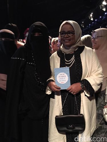 Rebutan Selfie Bareng Istri Anies-Sandi di Jakarta Fashion Week 2018