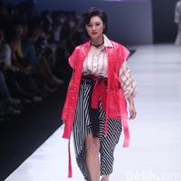 Wanita bernama asli Ardhia Pramesti Regita Cahyani ini tampil sebagai model untuk koleksi terbaru label fashion modern-etnik Purana. (Foto: Moh. Abduh/Wolipop)