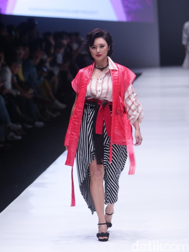 Wanita bernama asli Ardhia Pramesti Regita Cahyani ini tampil sebagai model untuk koleksi terbaru label fashion modern-etnik Purana. (Foto: Moh. Abduh/Wolipop)