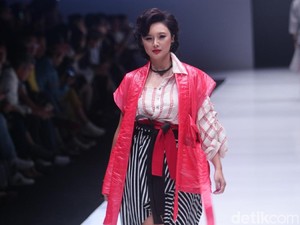 Foto: Gaya Mantan Istri Tommy Soeharto saat Eksis Lagi di Catwalk