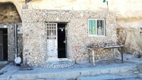 Abu Ali amat berhasrat untuk proyeknya itu. Sampai-sampai pada suatu hari ia mengambil pinjaman bank untuk mendirikan lobi hotel di sebuah gua di dekatnya dan menamainya Baldwins Grotto (Dok. CNN Travel)  Abu Ali amat berhasrat untuk proyeknya itu. Sampai-sampai pada suatu hari ia mengambil pinjaman bank untuk mendirikan lobi hotel di sebuah gua di dekatnya dan menamainya Baldwins Grotto (Dok. CNN Travel)