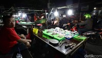 Seorang pedagang menanti pembeli.
