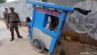 PKL tersebut terpaksa ditertibkan petugas Satpol PP lantaran berjualan di kawasan pedestrian. 