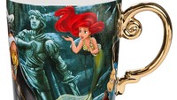 Pencinta Ariel pasti suka dengan mug ini. Karakter Ariel nampak nyata dengan pegangan mug berwarna emas yang mewah. Foto: Istimewa