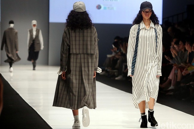 Koleksi Detention Rani Hatta di Jakarta Fashion Week 2018. Foto: Rengga Sancaya/Detikcom