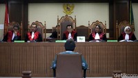 Hakim menyimak tuntutan yang dibacakan jaksa.
