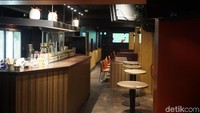 Kedai ini dilengkapi dengan meja dan kursi yang bisa traveler duduki. Tetapi sepertinya orang-orang lebih suka makan takoyaki sambil jalan-jalan (Wahyu/detikTravel)