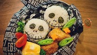 Dua tengkorak ini terlihat menakutkan atau malah terlihat menggemaskan?