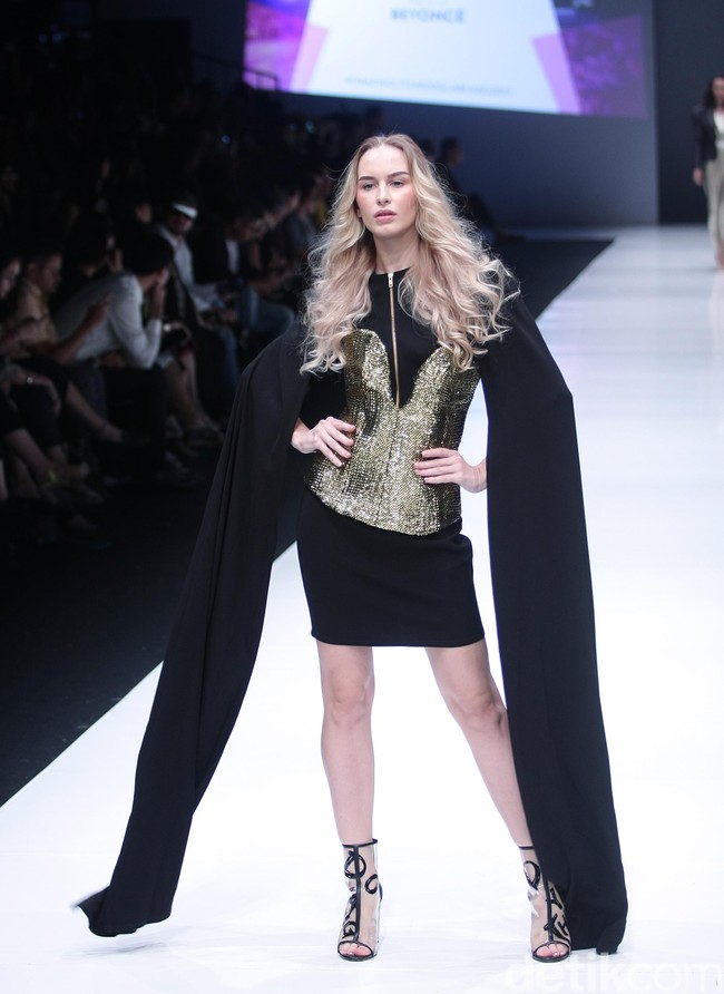 Fashion show Luna Maya berkolaborasi dengan desainer Hartono Gan, yang mengangkat tema Divas in Music di Jakarta Fashion Week 2018, Senayan City, Jakarta, Minggu (22/10/2017). Foto: Mohammad Abduh/Wolipop