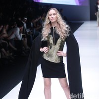 Fashion show Luna Maya berkolaborasi dengan desainer Hartono Gan, yang mengangkat tema Divas in Music di Jakarta Fashion Week 2018, Senayan City, Jakarta, Minggu (22/10/2017). Foto: Mohammad Abduh/Wolipop