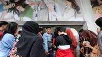Pengunjung mengantre di depan gerai.