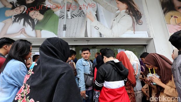 Pengunjung akan masuk ke Lotus Thamrin