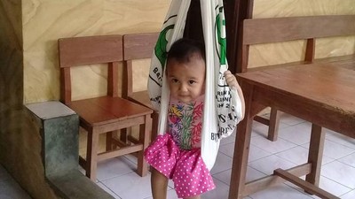 Ekspresi Lucu Anak-anak Saat Ditimbang di Posyandu