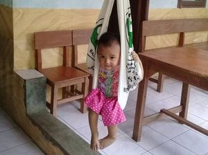 Ekspresi Lucu Anak-anak Saat Ditimbang di Posyandu