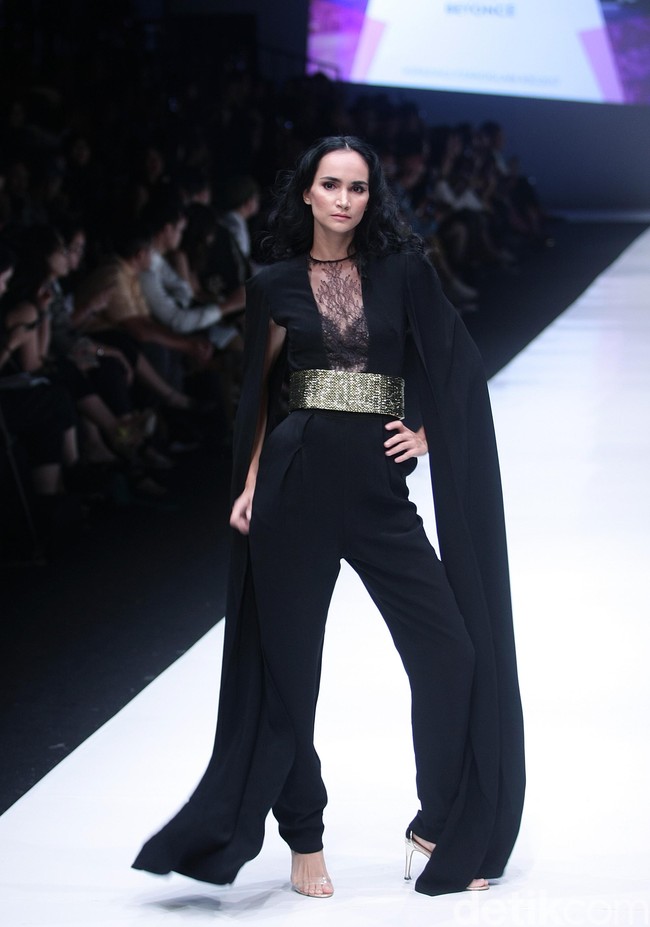 Fashion show Luna Maya berkolaborasi dengan desainer Hartono Gan, yang mengangkat tema Divas in Music di Jakarta Fashion Week 2018, Senayan City, Jakarta, Minggu (22/10/2017). Foto: Mohammad Abduh/Wolipop