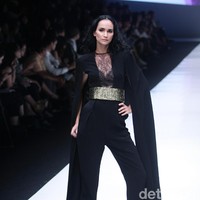 Fashion show Luna Maya berkolaborasi dengan desainer Hartono Gan, yang mengangkat tema Divas in Music di Jakarta Fashion Week 2018, Senayan City, Jakarta, Minggu (22/10/2017). Foto: Mohammad Abduh/Wolipop