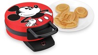 Membuat pancake imut berbentuk wajah Mickey Mouse jadi praktis dengan waffle maker ini. Foto: Istimewa