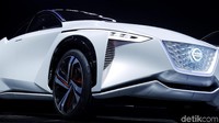 Mobil juga memiliki kecerdasan buatan atau Artificial Intelligence memungkinkan pengemudi mengendalikan panel instrumen dengan gerakan mata dan tangan. Tampilan interface yang intuitif ini meminimalkan kendali manual dengan beragam tuas dan tombol, sehingga kabin IMx tampak minimalis namun sangat efisien dan nyaman.