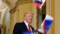 Trump hanya mengacungkan jempol dan tidak terlalu memedulikan lemparan bendera itu.