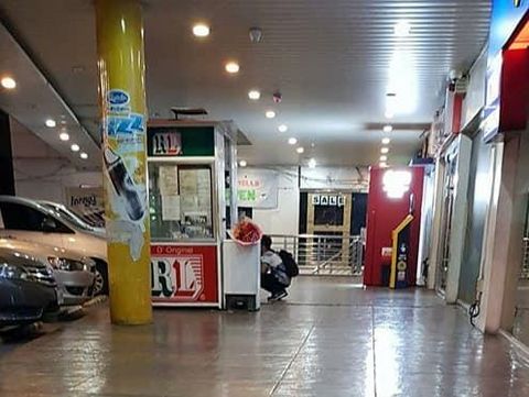 Resah Menunggu Kekasih Berjam-jam Sambil Bawa Bunga, Pria Ini Jadi Viral