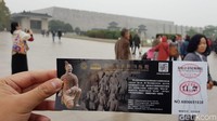 Kamu yang mau ke sini bisa membeli tiket masuk sekitar 150 yuan atau sekitar Rp 300.000. Harga ini sudah termasuk ongkos naik mobil listrik untuk berkeliling (Elvan/detikTravel)