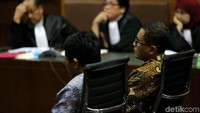 Sugito dan Jarot disebut jaksa melanggar Pasal 5 ayat 1 huruf a UU nomor 31 tahun 1999 sebagaimana diubah dengan UU nomor 20 tahun 2001 tentang Pemberantasan Tindak Pidana Korupsi, juncto Pasal 64 KUHP juncto Pasal 55 ayat 1 ke-1 KUHP.