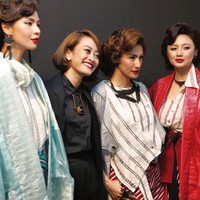 Di usia yang hampir menginjak 42 tahun, Tata tetap memesona saat berjalan di landasan peraga. (Foto: Instagram/the_theme_ig)