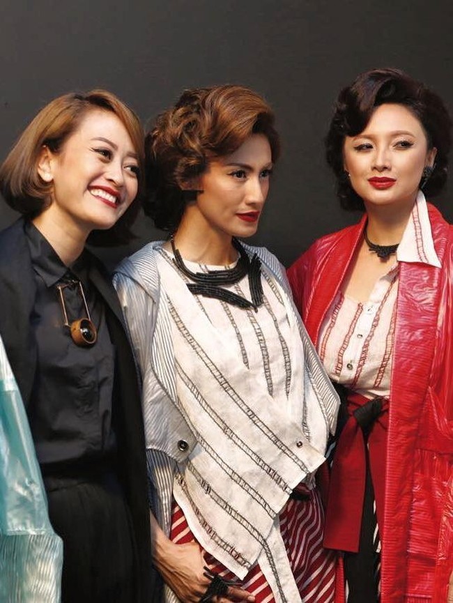 Di usia yang hampir menginjak 42 tahun, Tata tetap memesona saat berjalan di landasan peraga. (Foto: Instagram/the_theme_ig)