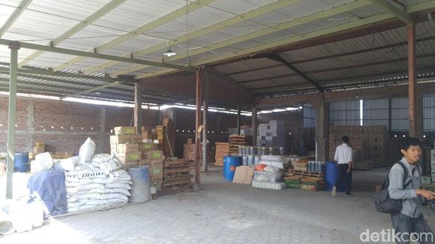 Gudang pestisida ilegal di Demak. 