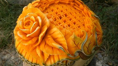 Keren! Labu Kuning Ini Diukir Bentuk Burung Hingga Bunga Cantik