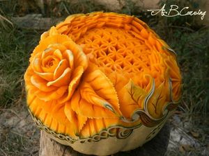 Keren! Labu Kuning Ini Diukir Bentuk Burung Hingga Bunga Cantik