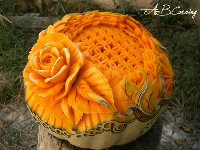 Keren! Labu Kuning Ini Diukir Bentuk Burung Hingga Bunga Cantik