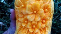 Buah labu identik dengan halloween. Tap kalau diukirnya cantik seperti ini justru malah jatuh cinta bukan takut.