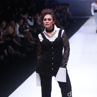  Tidak ketinggalan aktris Wulan Guritno yang beraksi untuk koleksi Rinda Salmun yang terinspirasi oleh sosok Madonna. (Foto: Moh. Abduh/Wolipop)