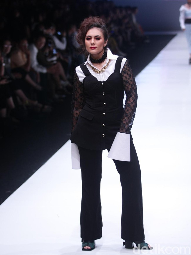 Tidak ketinggalan aktris Wulan Guritno yang beraksi untuk koleksi Rinda Salmun yang terinspirasi oleh sosok Madonna. (Foto: Moh. Abduh/Wolipop)