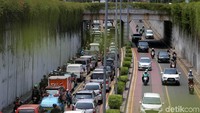 Arus lalu lintas di Jalan Angkasa Raya macet, Rabu (25/10/2017).