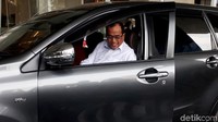Dengan mengenakan kemeja putihnya, Budi Karya duduk samping kursi kursi pengemudi. Dirinya mengaku mengunakan taksi online dari kawasan Karet, Jakarta Selatan.